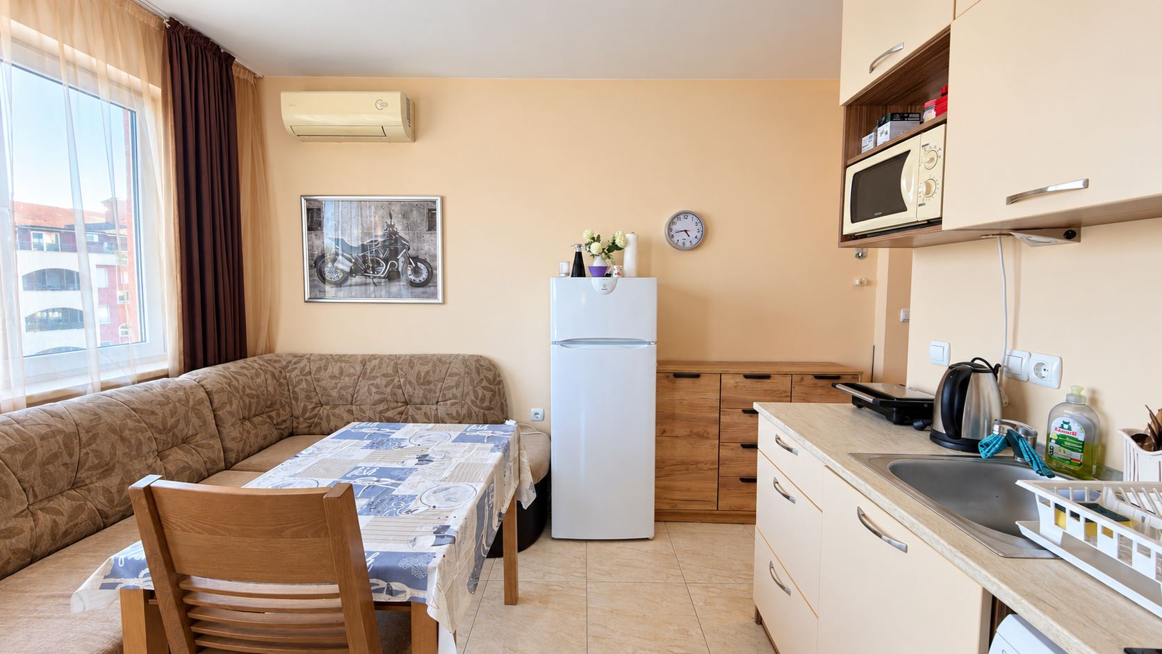 Gemütliche kleine Zwei-Zimmer-Wohnung in einer Anlage mit Swimmingpool und 24-Stunden-Sicherheitsdienst