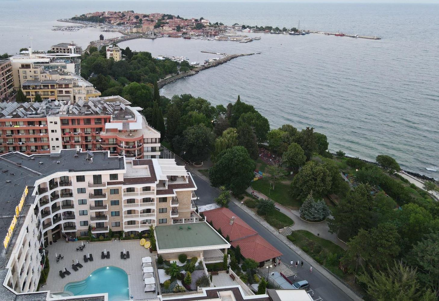 Neue 2-Zimmer-Wohnung mit Pool- und Meerblick in einem luxuriösen First-Line-Komplex in Nessebar