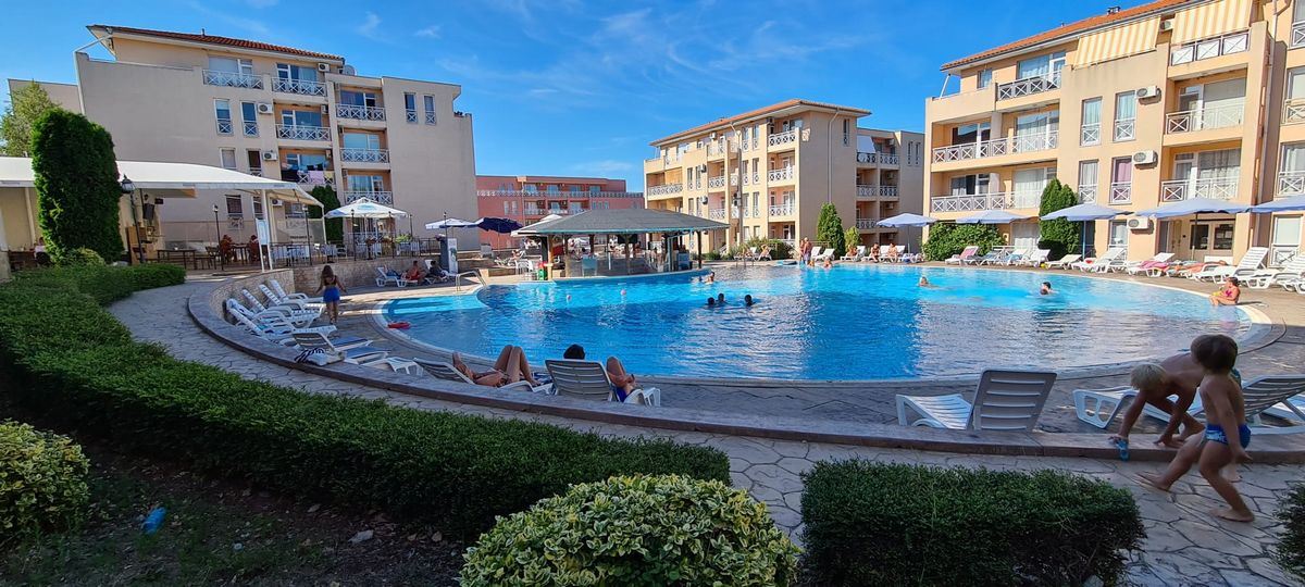 3-Zimmer-Wohnung mit Poolblick in einem gepflegten Komplex nahe Sonnenstrand