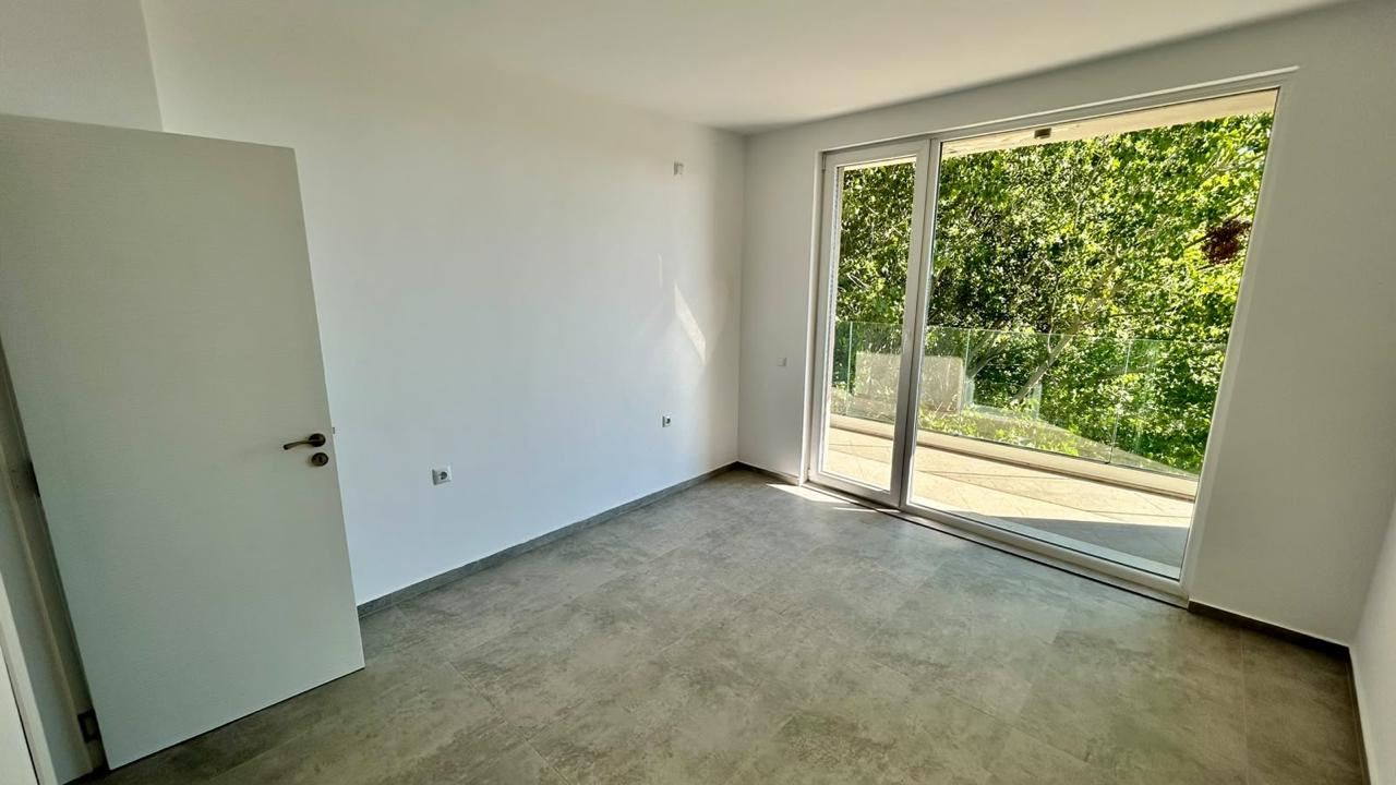 Erste Meereslinie in Sonnenstrand – geräumige 2-Zimmer-Wohnung mit Blick auf das Meer, die Berge und die Stadt