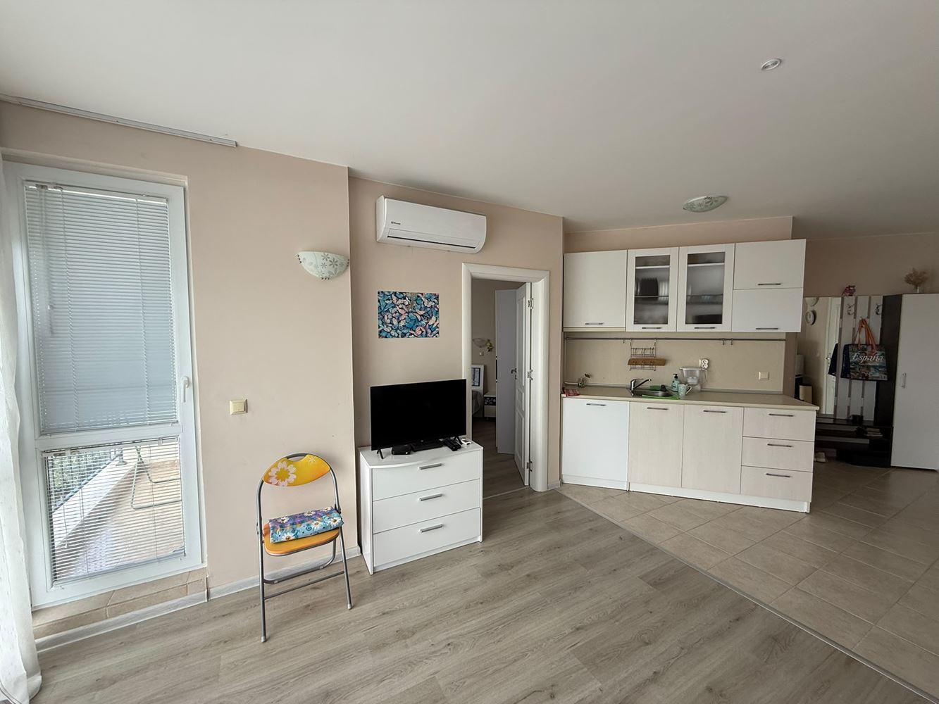 Zweizimmerwohnung inmitten von viel Grün in einer Anlage mit Swimmingpool und Kinderspielplatz