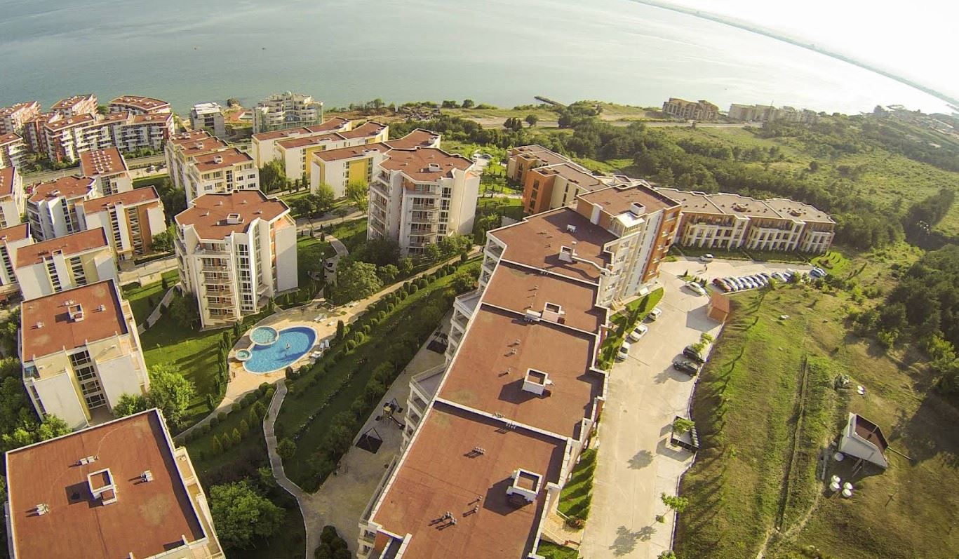 Zwei-Zimmer-Wohnung mit teilweisem Meerblick in Sveti Vlas – möbliert, nach Renovierung, in einer luxuriösen geschlossenen Anlage