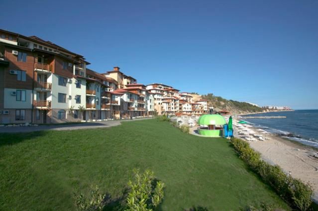 Elegante 2-Zimmer-Wohnung in erster Meereslinie in Sveti Vlas mit direktem Zugang zu Garten und Pool