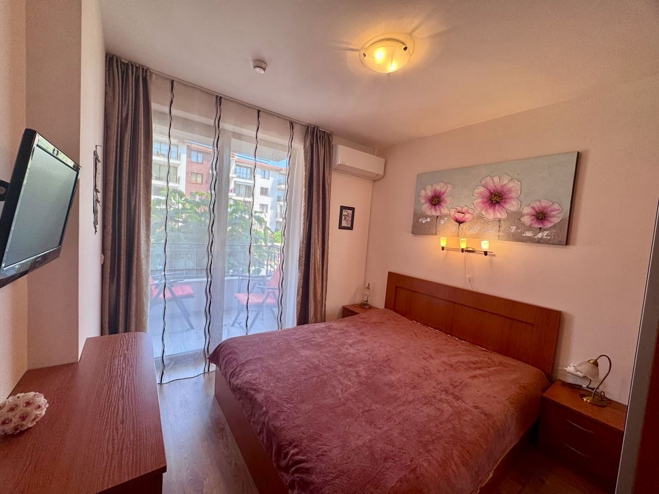 Komfortable 2-Zimmer-Wohnung mit großzügiger Terrasse und Poolblick in einer luxuriösen Anlage in Nessebar