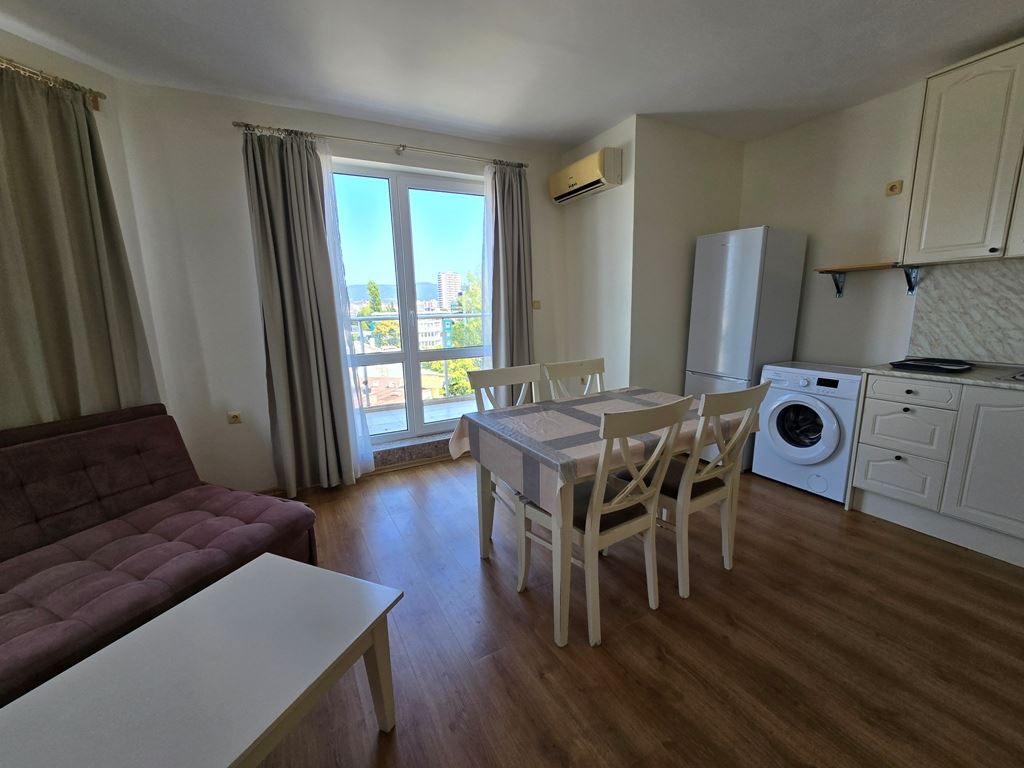 Großzügige Drei Zimmer Wohnung mit hervorragender Lage und Nähe zum Meer