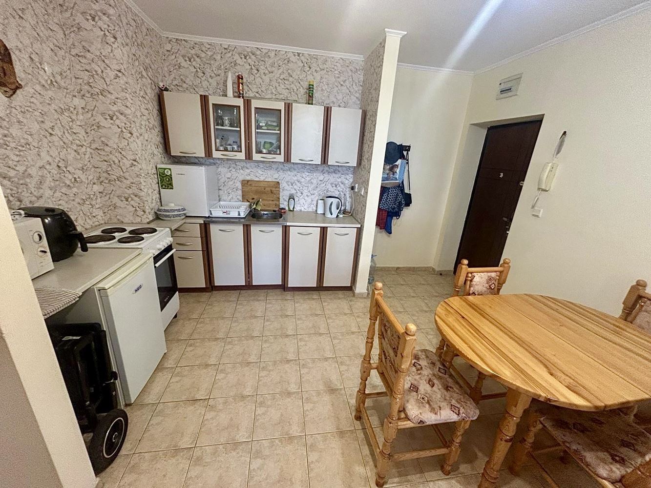 Geräumige Zweizimmerwohnung mit Blick ins Grüne in Nessebar – bezugsfertig