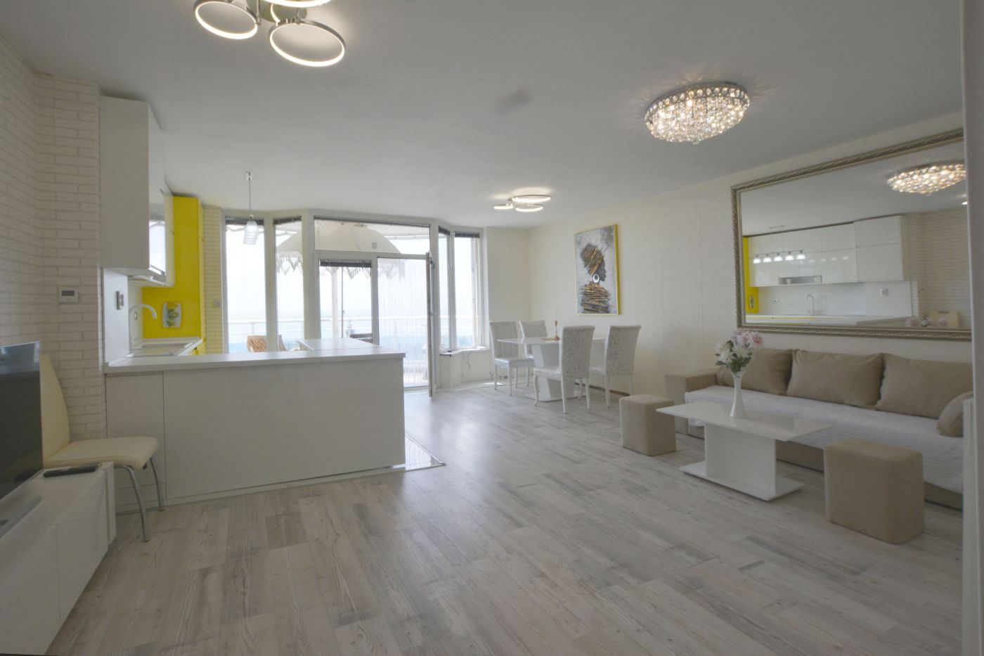 Luxuriöse Drei-Zimmer-Wohnung mit Meerblick in erster Reihe in Ravda – 114 m², zwei Terrassen und maximaler Komfort