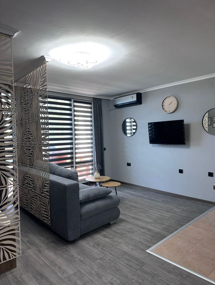 Zwei-Zimmer-Wohnung mit teilweisem Meerblick in Sveti Vlas – möbliert, nach Renovierung, in einer luxuriösen geschlossenen Anlage