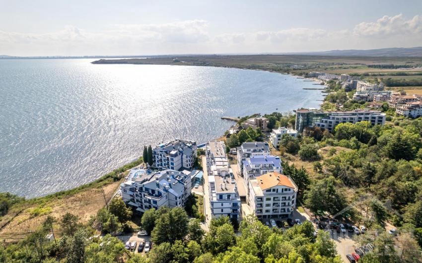 Wohnung mit zwei Schlafzimmern in erster Linie in Pomorie mit beeindruckendem Meerblick