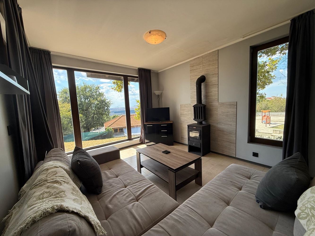 Geräumige 3-Zimmer-Wohnung mit zwei Schlafzimmern und schönem Ausblick in einer ruhigen Anlage nahe Sonnenstrand