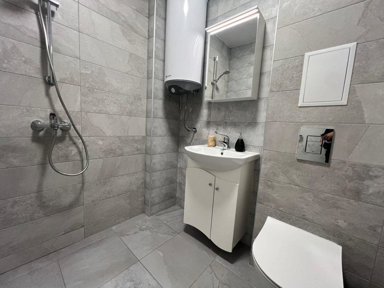 Großzügige Drei-Zimmer-Wohnung (Apartment mit zwei Schlafzimmern) mit großer Terrasse und Parkplatz in Sozopol – nahe Harmani-Strand