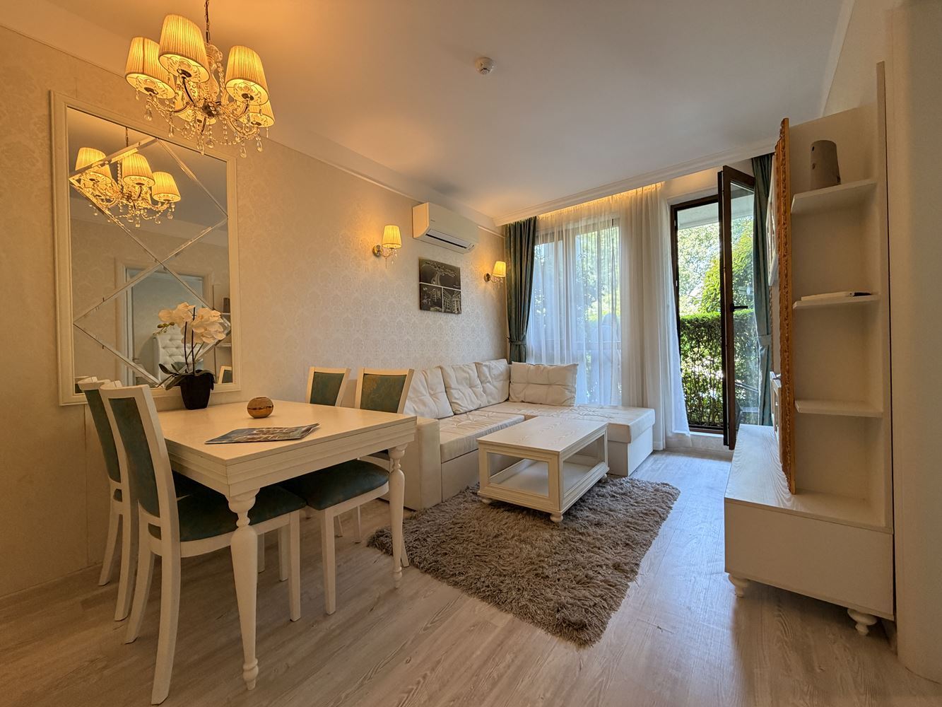 2-Zimmer-Wohnung mit Blick auf den Park und den Swimmingpool in einer prestigeträchtigen Wohnanlage am Sonnenstrand
