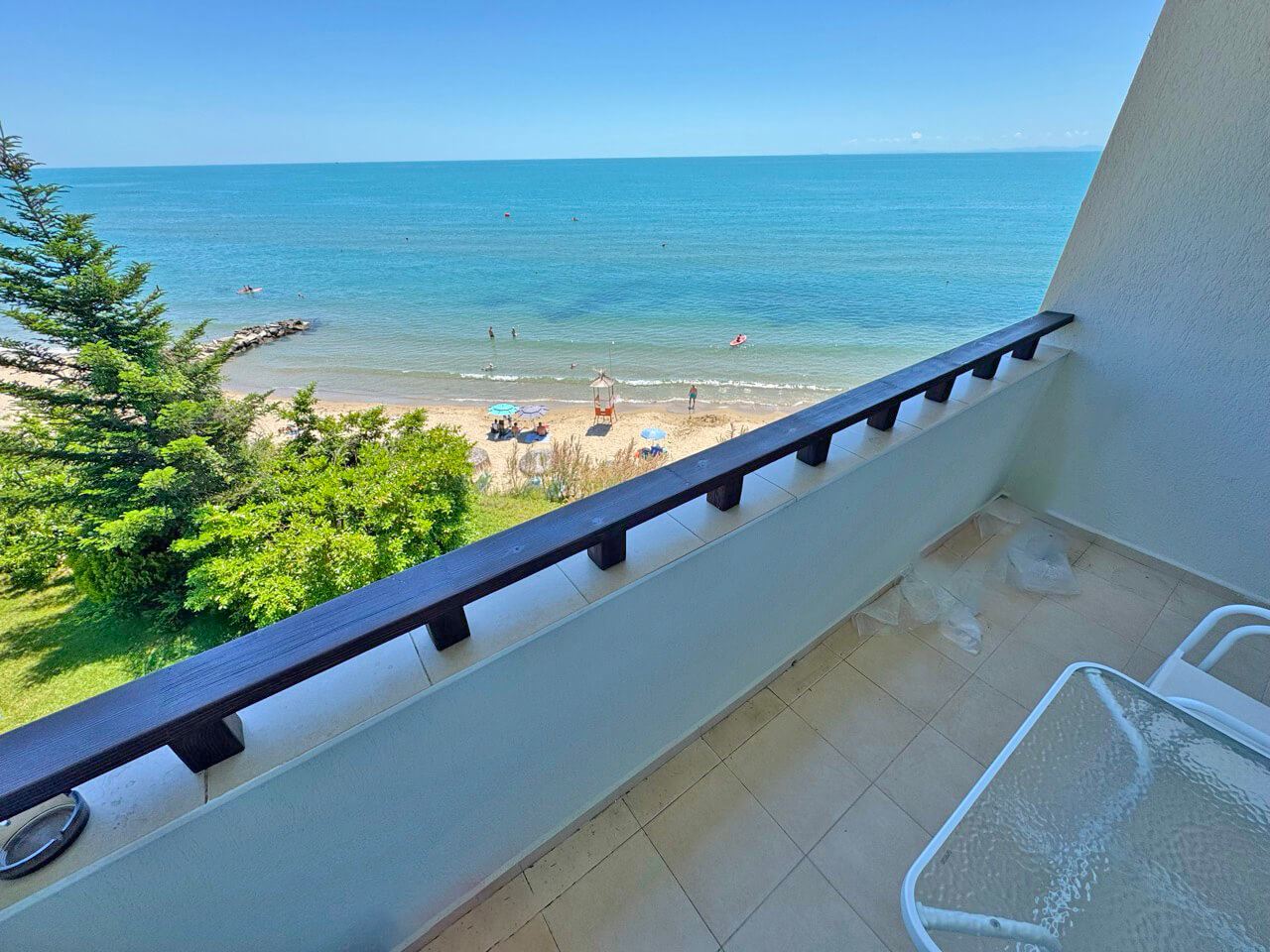 Zweizimmerwohnung in erster Meereslinie mit Panoramablick auf das Meer in Sveti Vlas