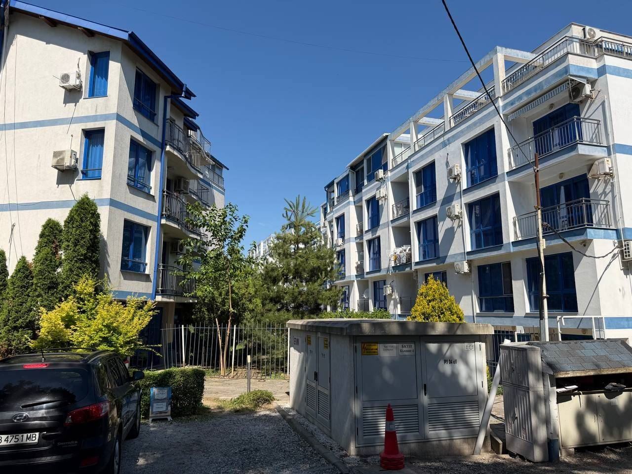 Wohnung mit einem Schlafzimmer in erster Meereslinie in Pomorie – Panoramablick auf das Meer und den Pool