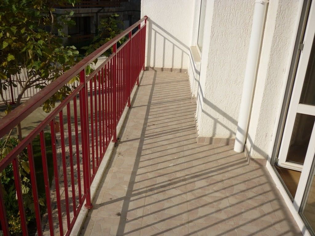 Möblierte Zwei-Zimmer-Wohnung direkt am Strand mit Meerblick in Elenite