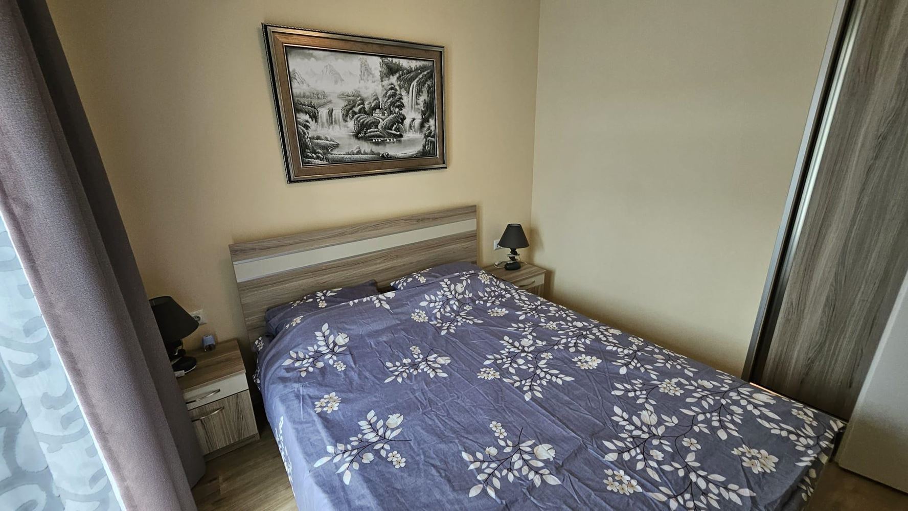 Gemütliche Zweizimmerwohnung in Pomorie mit niedriger Jahresgebühr und Blick auf einen begrünten Innenhof