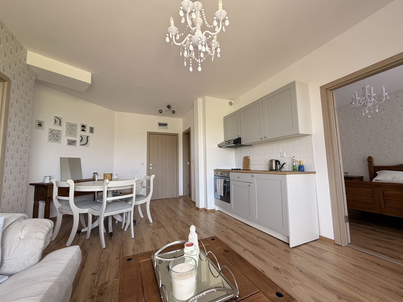 Drei-Zimmer-Wohnung mit Panoramaterrasse am Stadtrand von Sunny Beach – Komfort, Ruhe und Stil