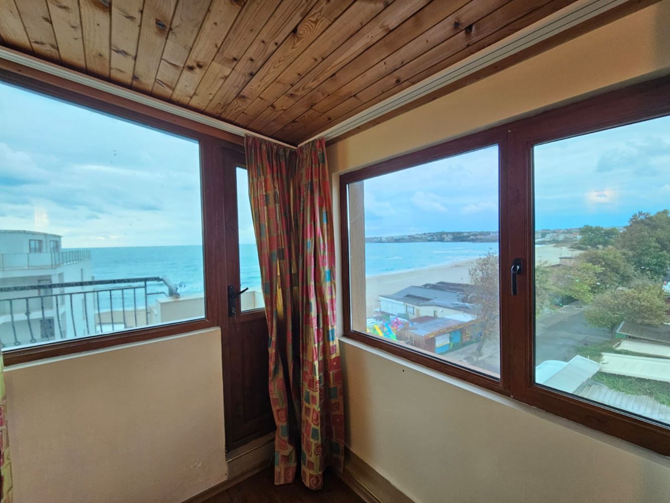 Geräumige Drei-Zimmer-Wohnung in erster Meereslinie in Sozopol mit einzigartiger Panoramaterrasse