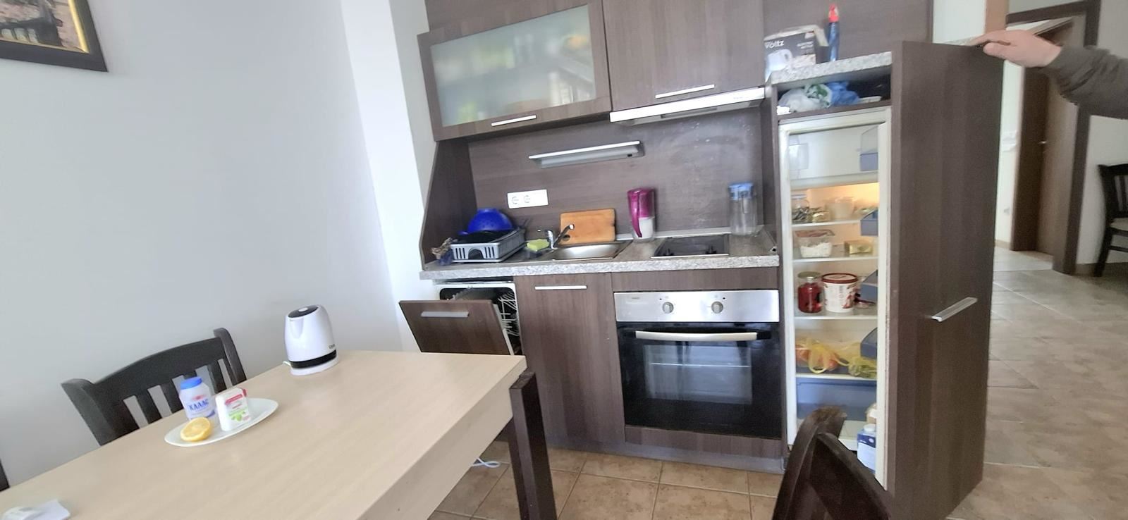 3-Zimmer-Wohnung in erster Linie mit frontalem Meerblick in Pomorie. Mit Tiefgaragenstellplatz!