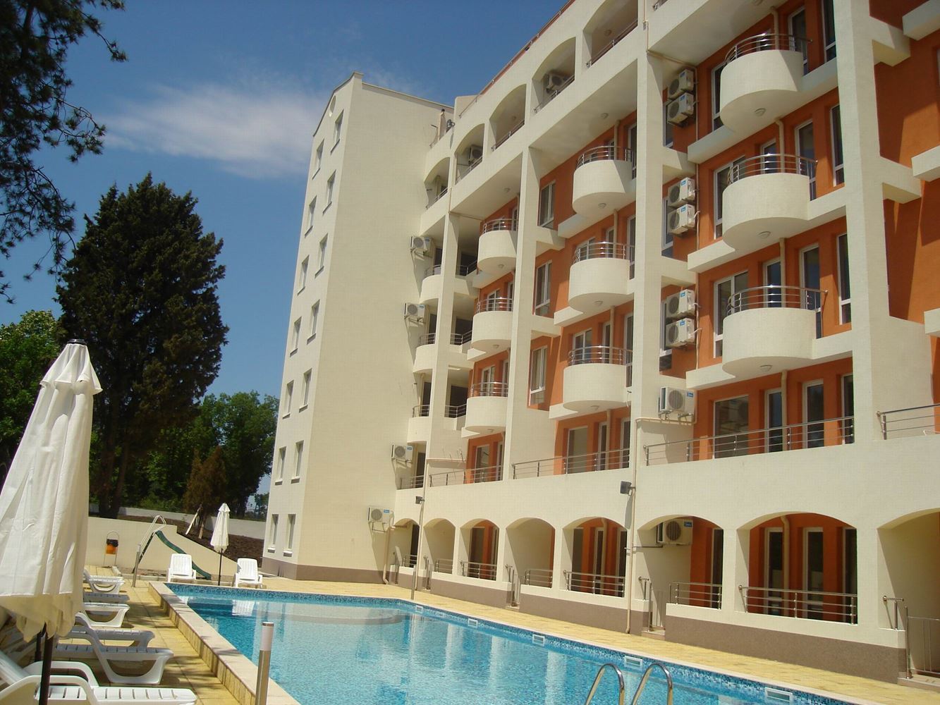Pomorie 300 m vom Meer entfernt – möblierte Zweizimmerwohnung mit einem Schlafzimmer in einer Wohnanlage mit Swimmingpool