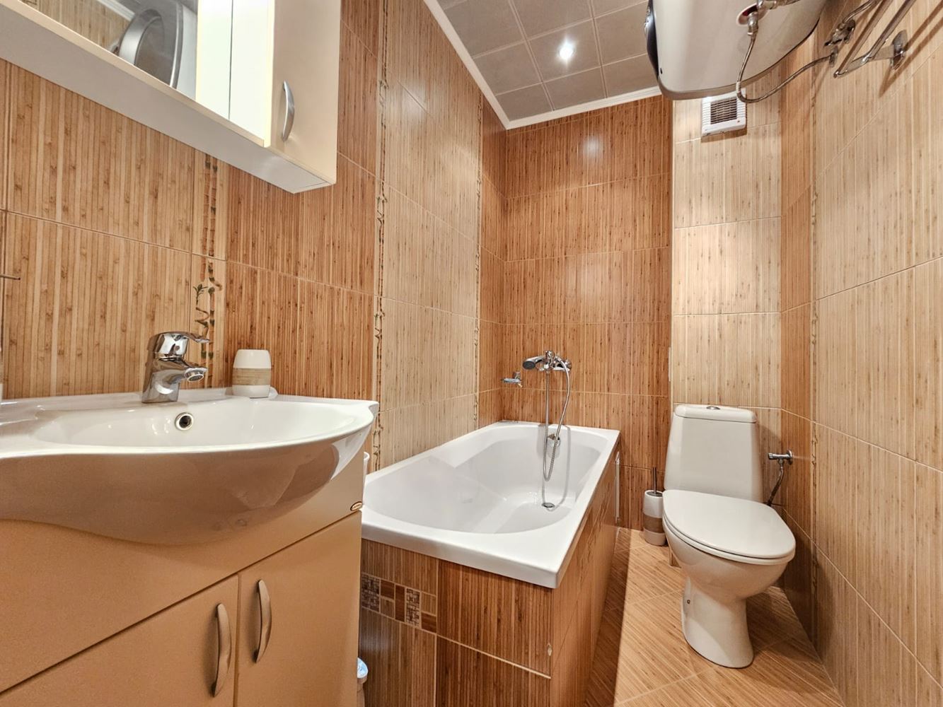 Geräumige Drei-Zimmer-Wohnung in erster Meereslinie in Sozopol mit einzigartiger Panoramaterrasse