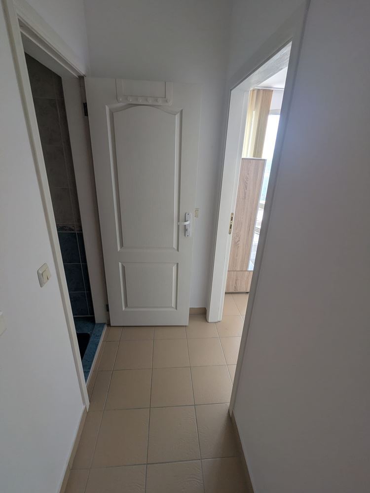 Geräumige Drei-Zimmer-Wohnung mit frontalem Meerpanorama in einer Anlage in Ravda