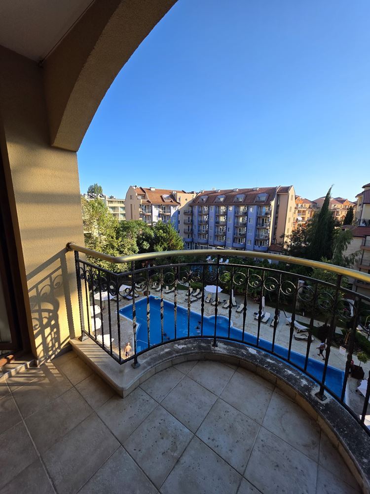 Herrliche Wohnung mit einem Schlafzimmer in einer Anlage in Sonnenstrand – Blick auf den Pool; Stil und Komfort