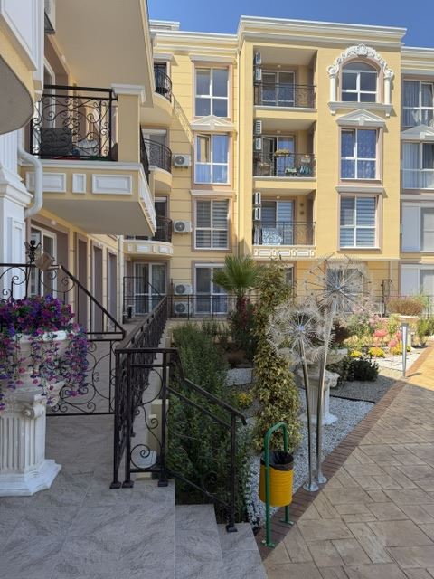 Neue Zweizimmerwohnung mit großzügigem Balkon in einer modernen Anlage in Ravda