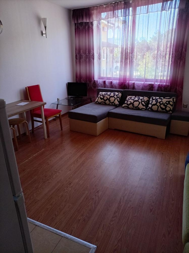 Geräumige 2-Zimmer-Wohnung mit Poolblick in Sonnenstrand