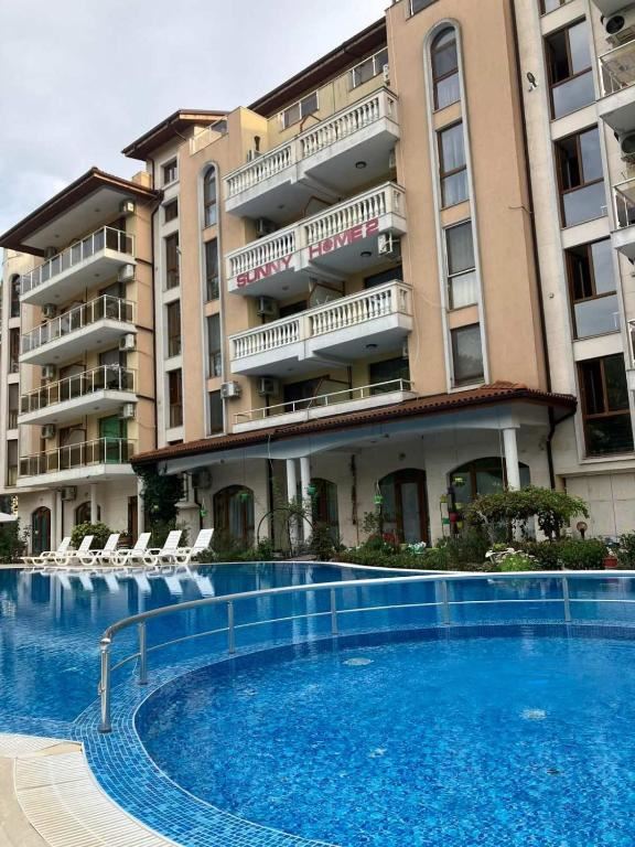 Großzügige 2-Zimmer-Wohnung in einer ruhigen und grünen Wohnanlage mit Pool in Sonnenstrand