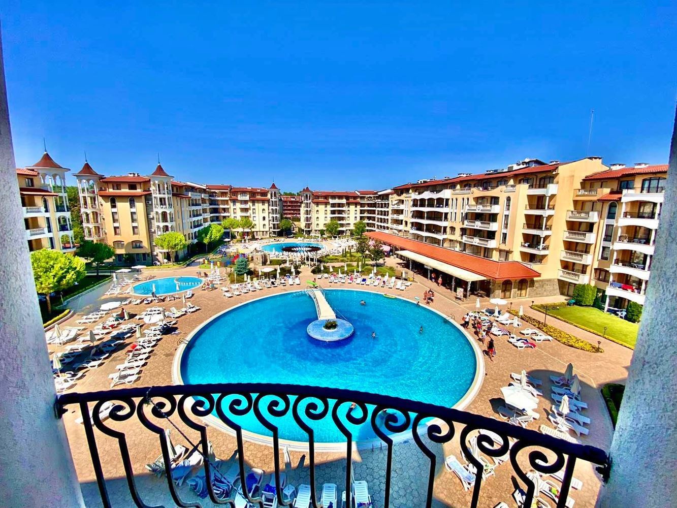 Einzigartige 2-Zimmer-Wohnung mit Balkon und Poolblick in einer prestigeträchtigen Anlage in Sonnenstrand