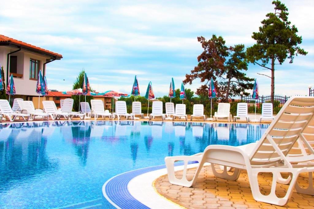 Einzimmerapartment mit Poolblick am Rand von Sonnenstrand – Ruhe, Natur und ganzjähriger Komfort