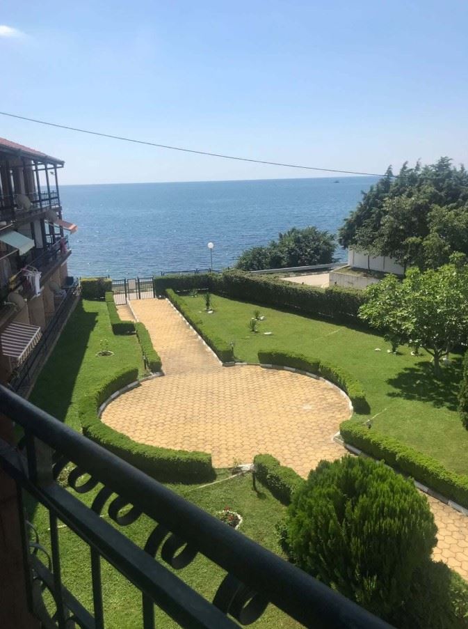 Geräumiges Apartment mit zwei Schlafzimmern in erster Meereslinie in Ravda – ein großzügiges Zuhause am Meer mit einzigartigem Ausblick