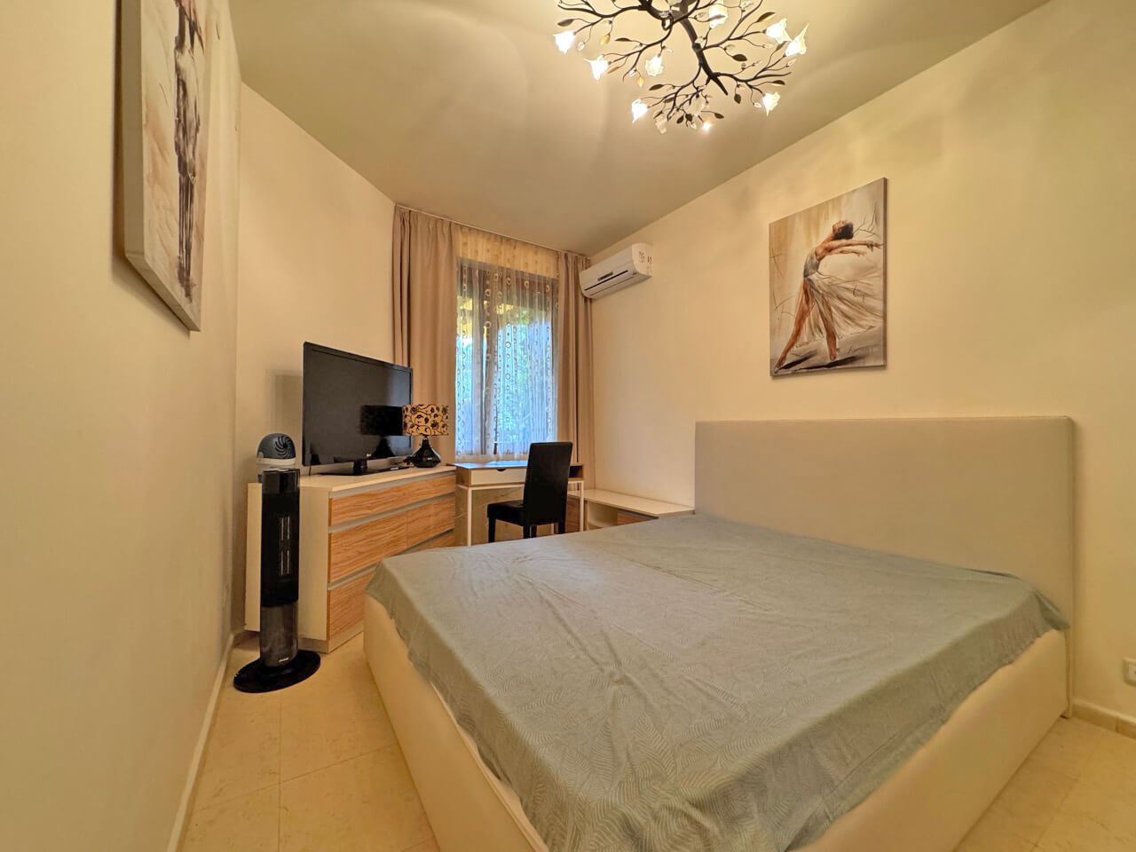 Elegante 2-Zimmer-Wohnung in erster Meereslinie in Sveti Vlas mit direktem Zugang zu Garten und Pool