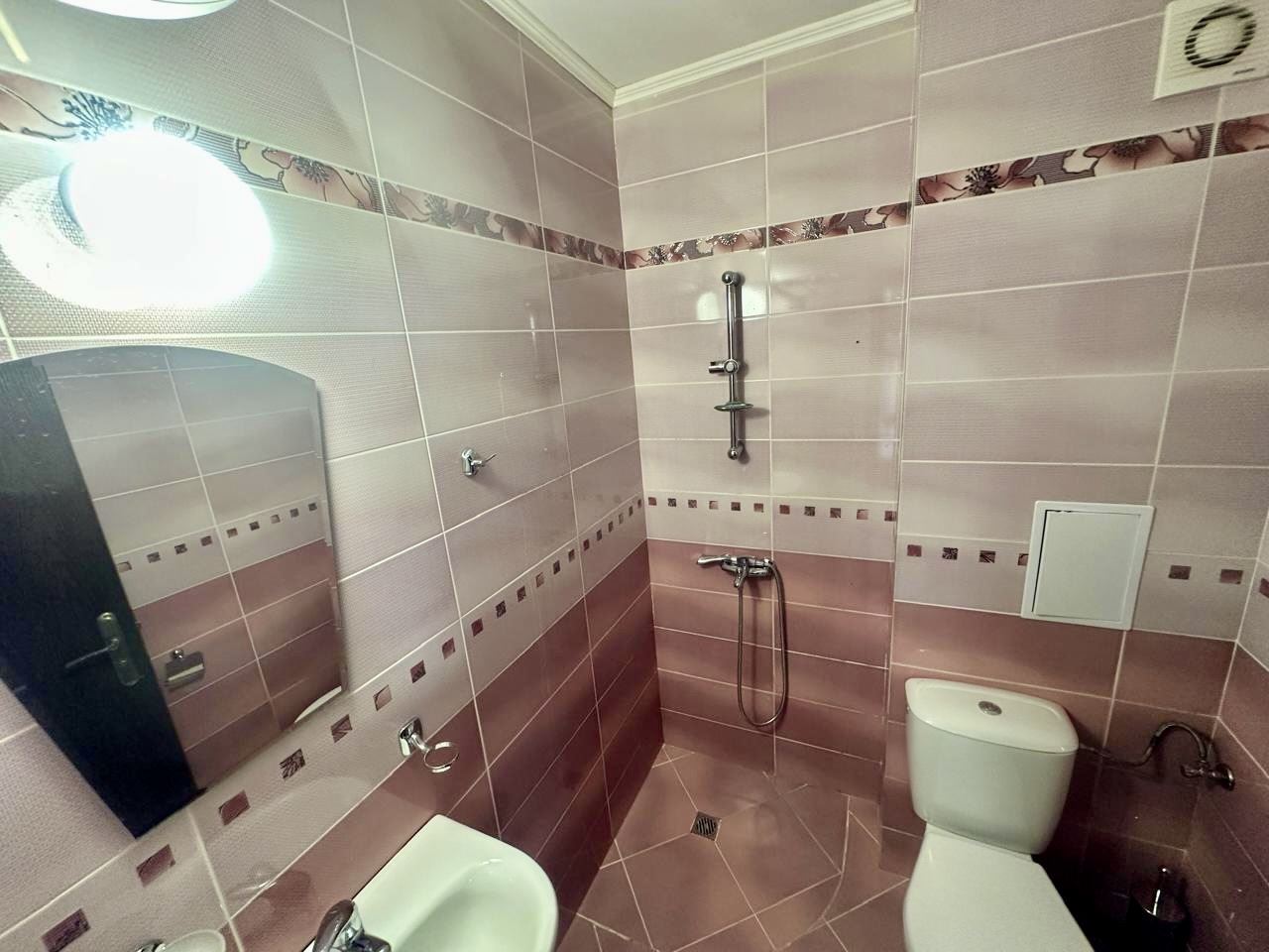 Geräumiges Erdgeschoss-Studio mit Terrasse und Möglichkeit zur Umwandlung in eine Ein-Zimmer-Wohnung – nur 300 m vom Meer