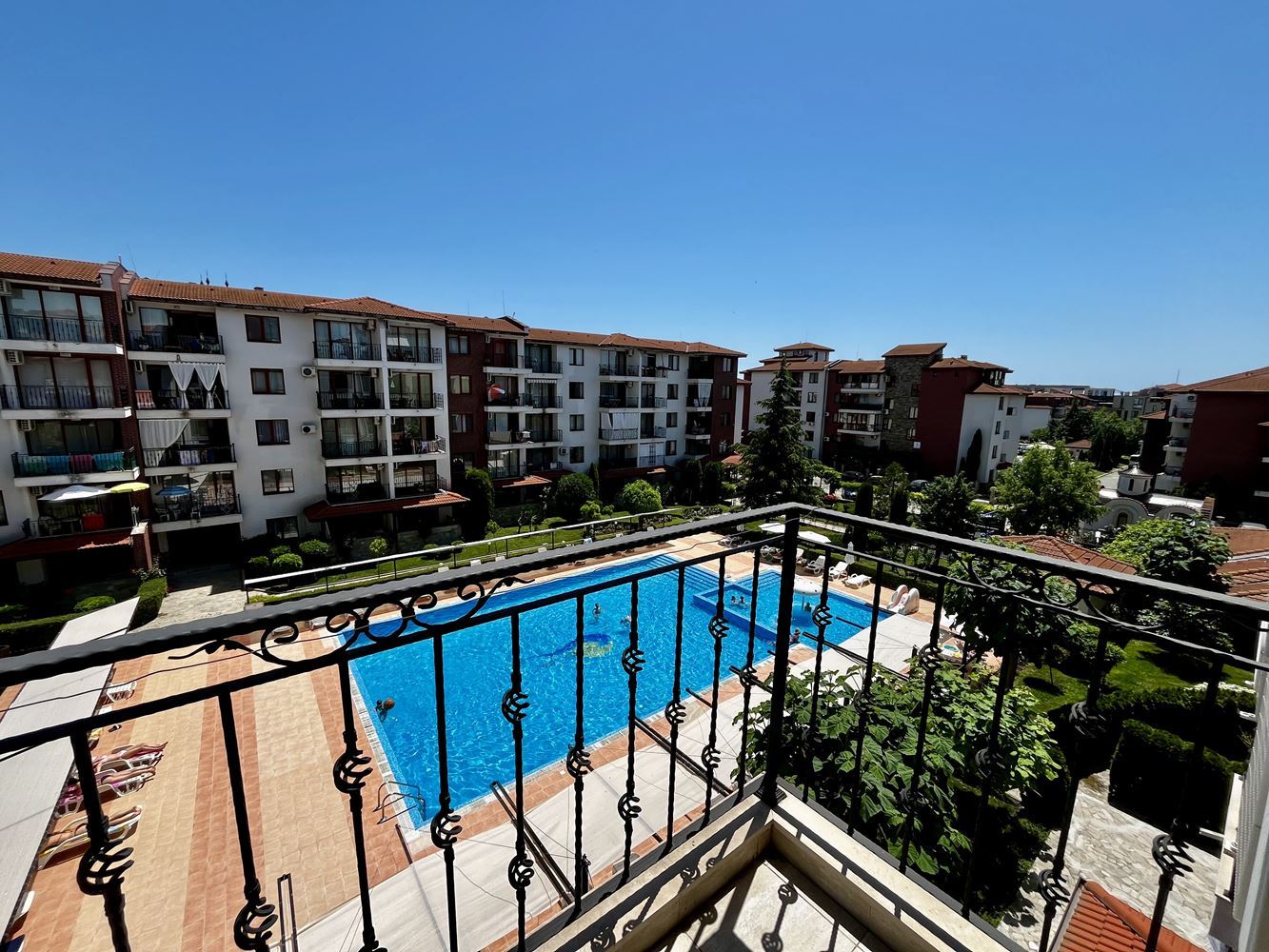 Meereskomfort und Ruhe nahe Nessebar! Möblierte Zweizimmerwohnung mit Blick auf den Pool in einer luxuriösen geschlossenen Wohnanlage