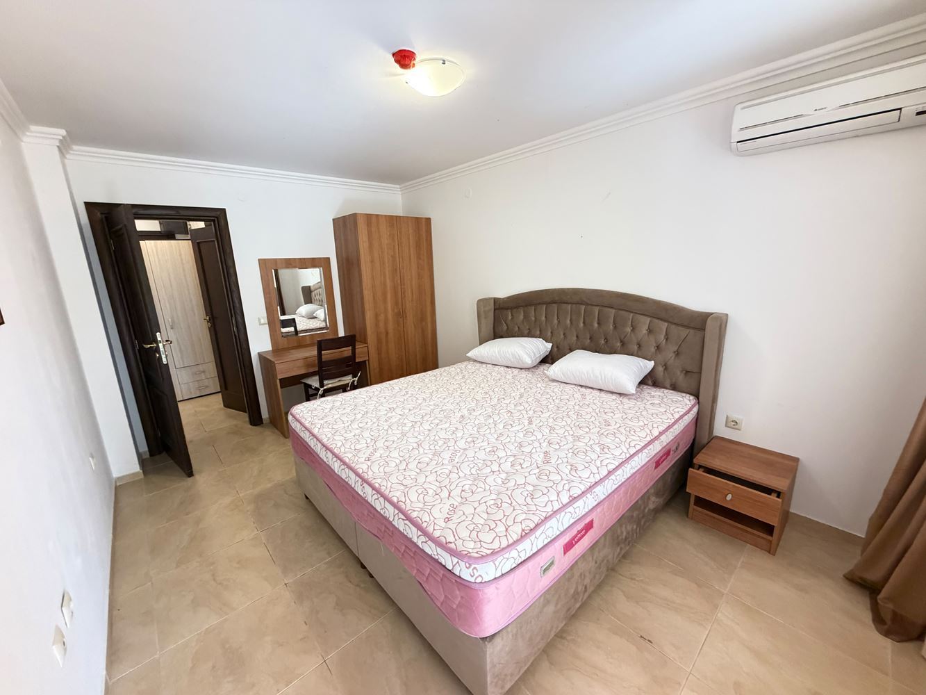Wohnung in erster Meereslinie mit direktem Strandzugang in Sveti Vlas – privater Garten direkt an der Wohnung