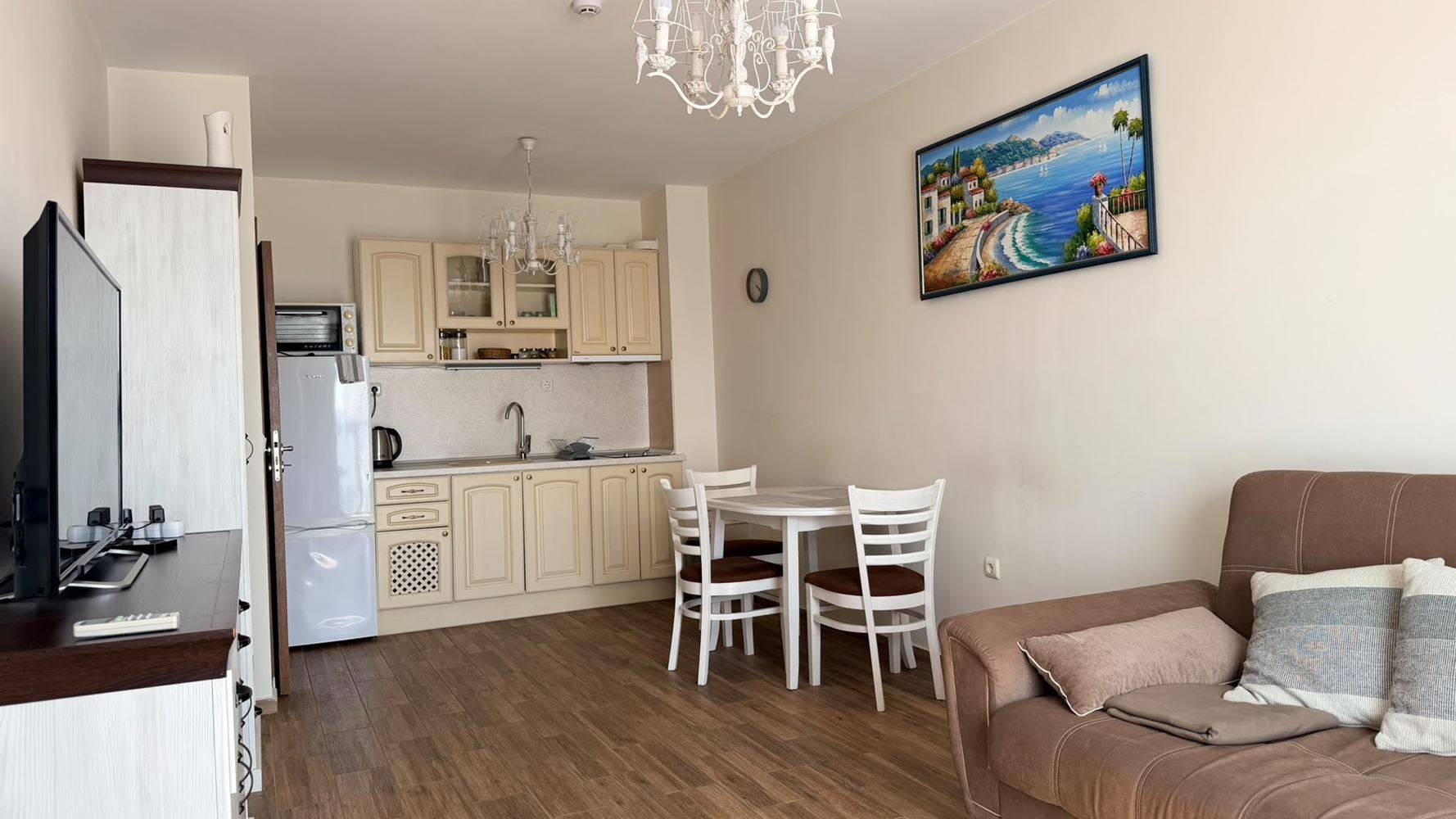 Zweizimmerwohnung mit Panoramablick, nur einen Schritt vom Meer entfernt in Ravda
