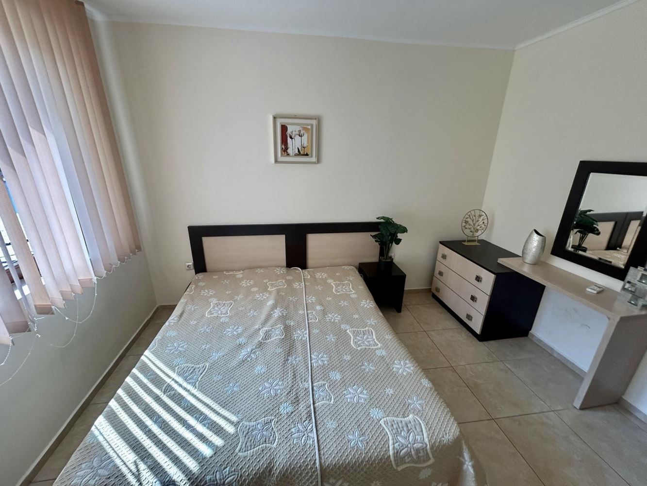 Geräumige Drei-Zimmer-Wohnung mit Poolblick und hervorragenden Annehmlichkeiten in Nessebar
