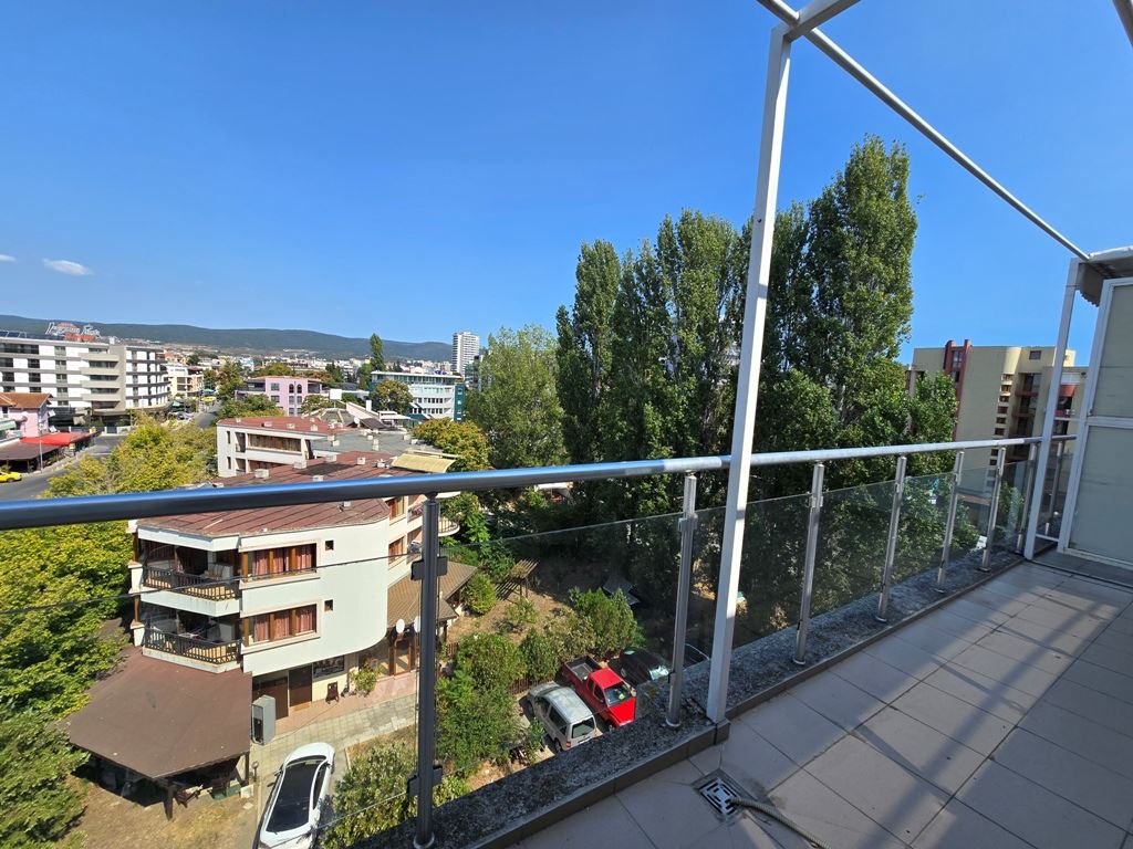 Großzügige Drei Zimmer Wohnung mit hervorragender Lage und Nähe zum Meer