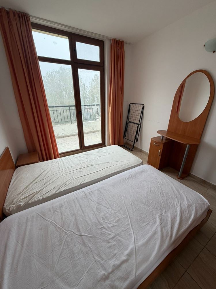 Großzügige 2-Zimmer-Wohnung im obersten Stockwerk in Sonnenstrand mit Swimmingpool und grüner Umgebung