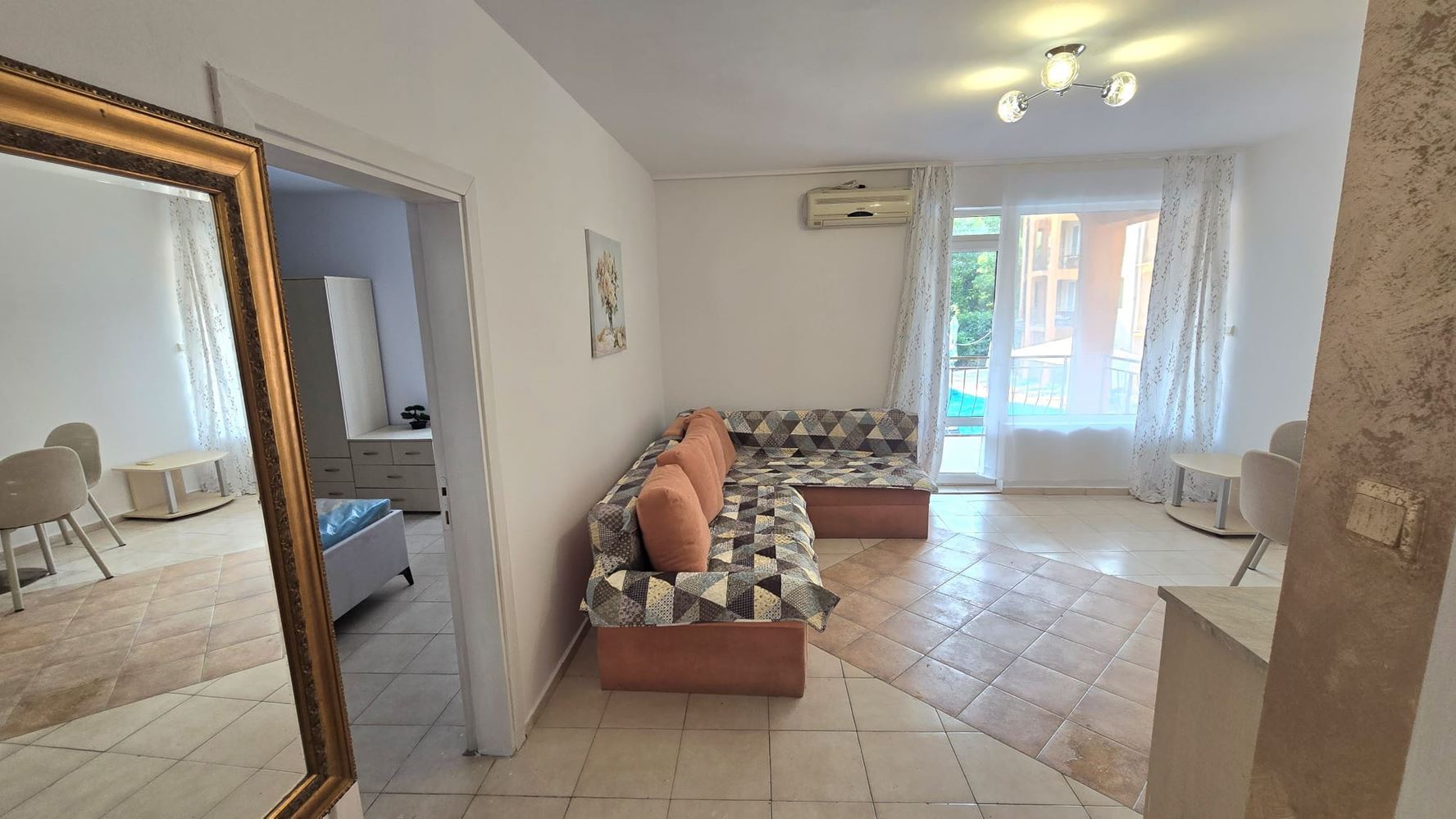 Drei-Zimmer-Wohnung mit Südausrichtung und Blick auf den Pool in Sonnenstrand