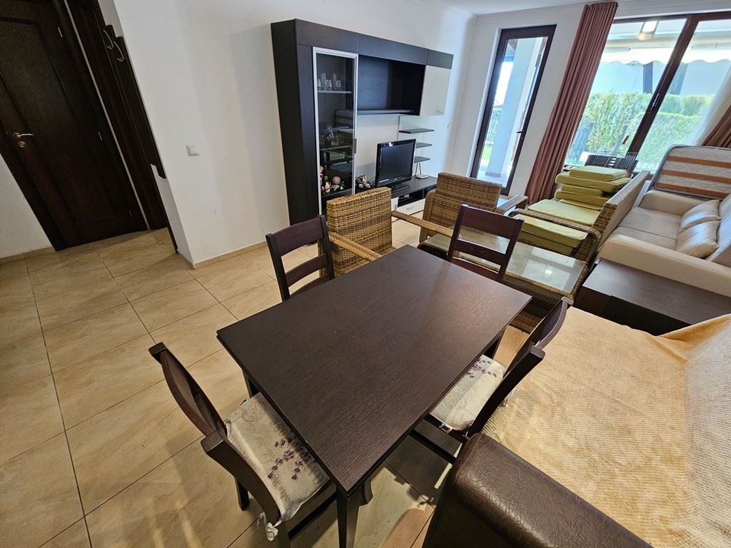 Luxus in erster Meereslinie – stilvolle Wohnung mit Veranda, privatem Garten und Meerblick in Sveti Vlas