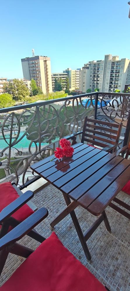 2-Zimmer-Wohnung mit Blick auf die Pools und teilweise Meerblick in Sonnenstrand – ausgezeichnete Wahl für Urlaub und Investition