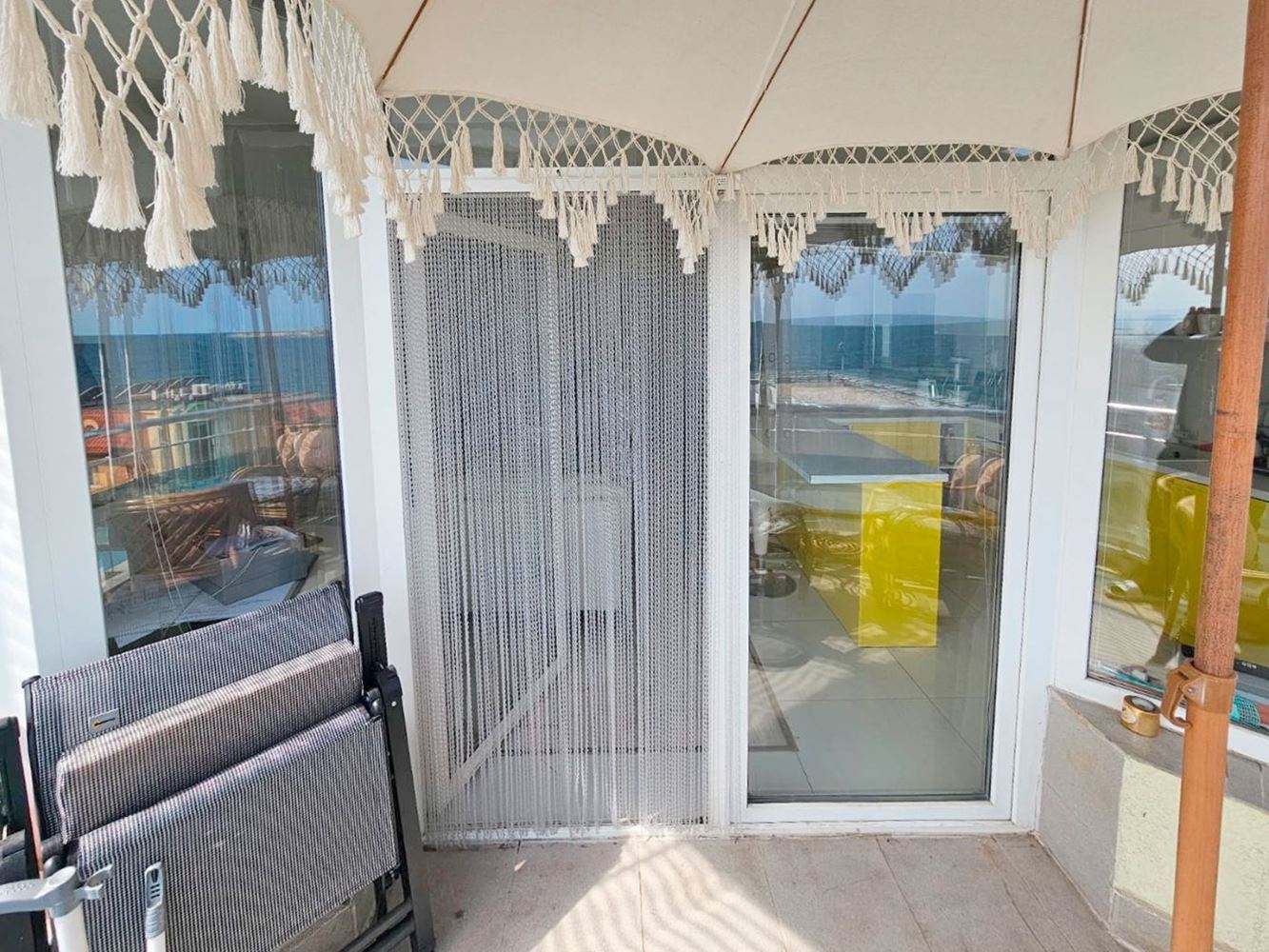 Luxuriöse Drei-Zimmer-Wohnung mit Meerblick in erster Linie in Ravda – 114 m², zwei Terrassen und maximaler Komfort