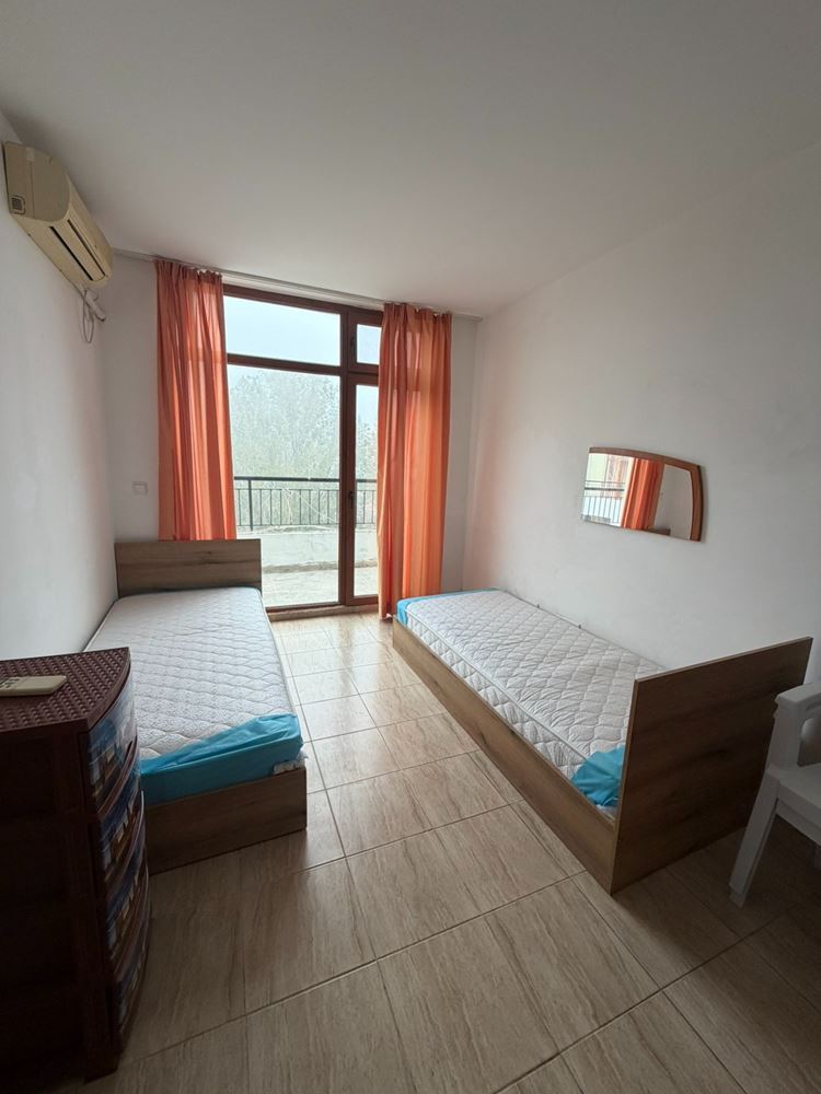 Großzügige 2-Zimmer-Wohnung im obersten Stockwerk in Sonnenstrand mit Swimmingpool und grüner Umgebung