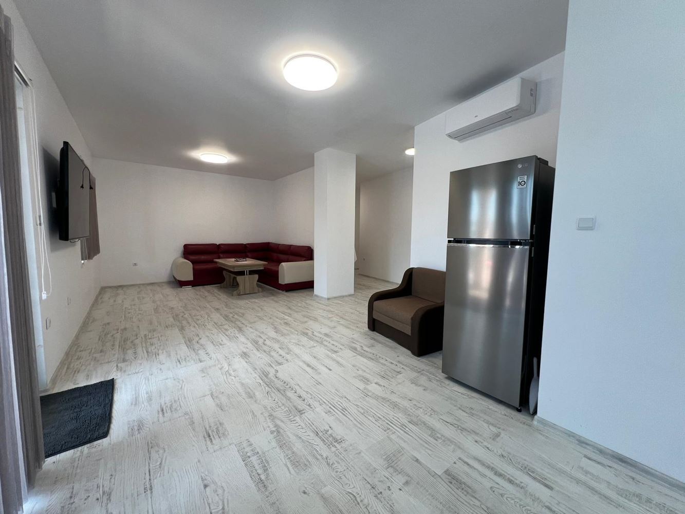 Großzügige Drei-Zimmer-Wohnung (Apartment mit zwei Schlafzimmern) mit großer Terrasse und Parkplatz in Sozopol – nahe Harmani-Strand