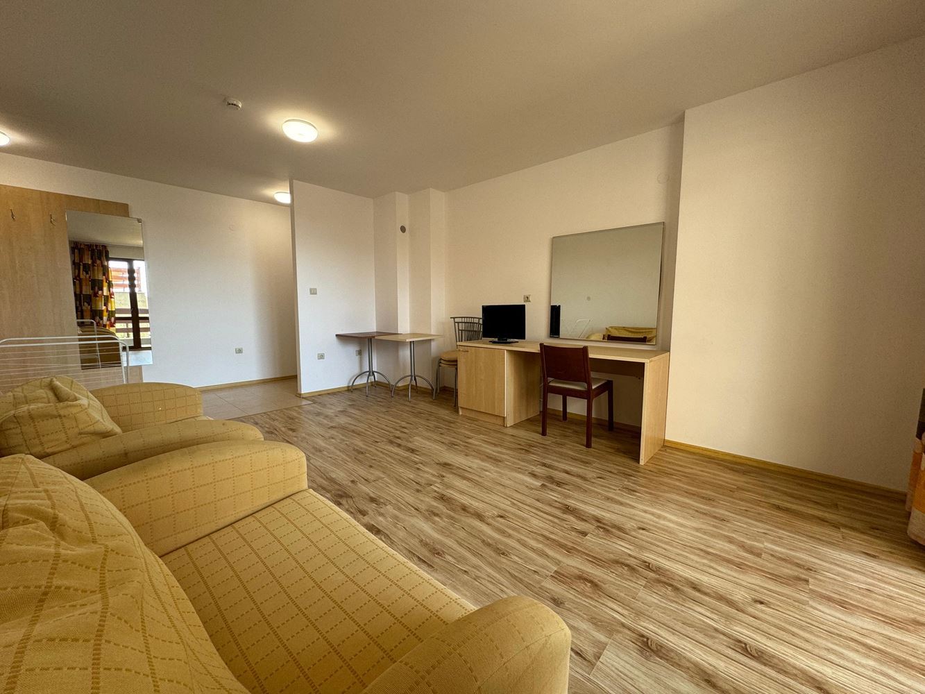 Einzimmerapartment mit Poolblick am Rand von Sonnenstrand – Ruhe, Natur und ganzjähriger Komfort