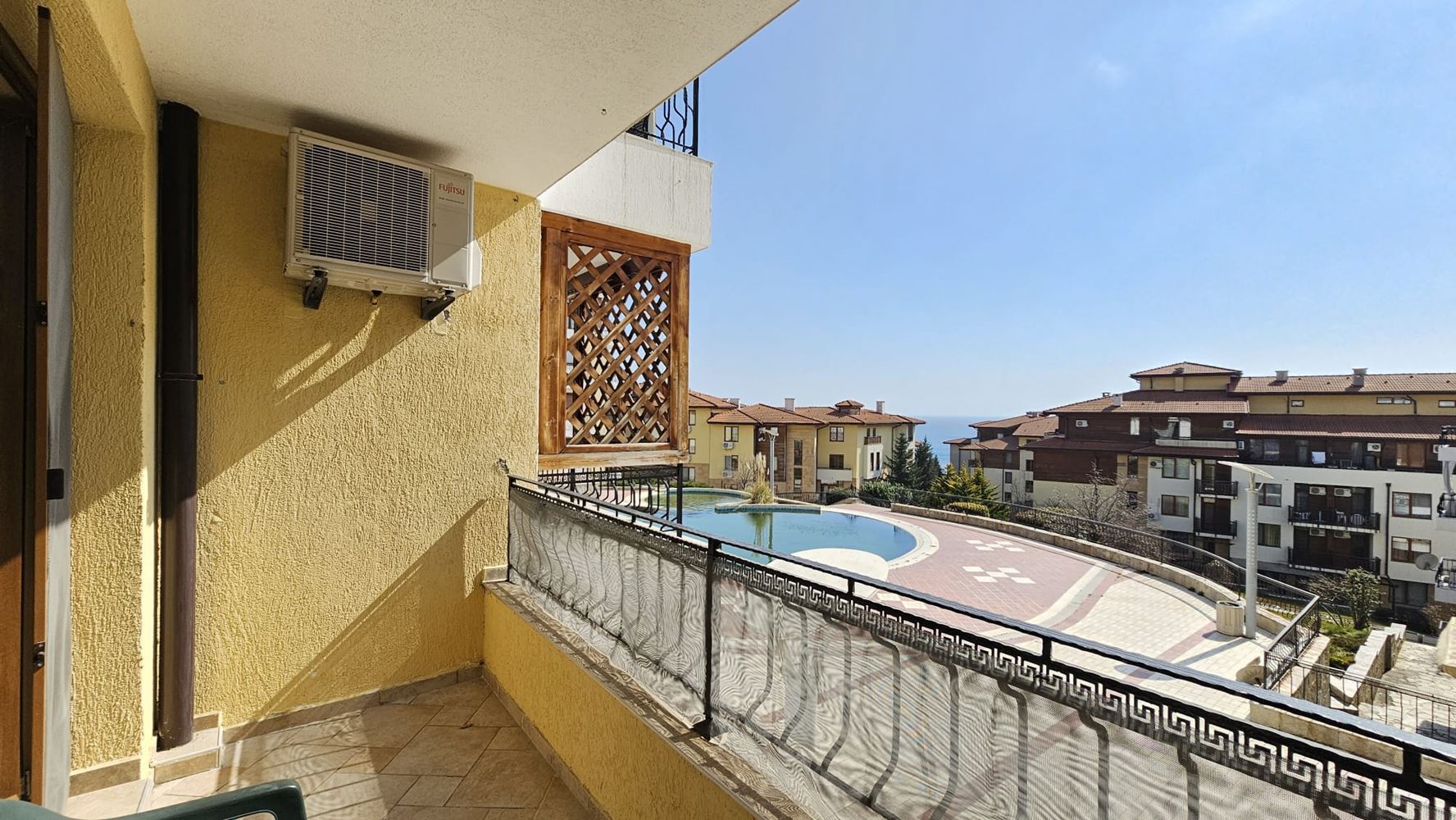 Geräumige 3-Zimmer-Wohnung in erster Meereslinie mit Privatstrand in Sveti Vlas