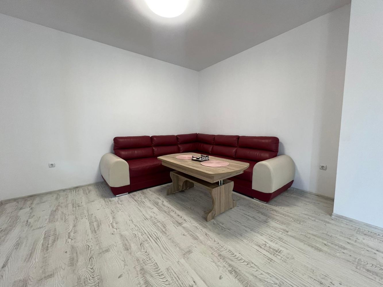 Großzügige Drei-Zimmer-Wohnung (Apartment mit zwei Schlafzimmern) mit großer Terrasse und Parkplatz in Sozopol – nahe Harmani-Strand